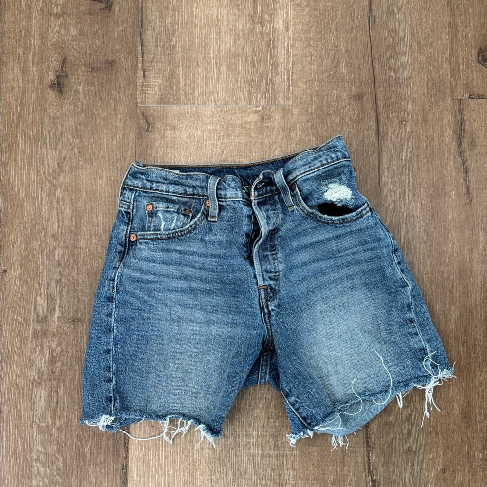 Levi’s 501 mid thigh short